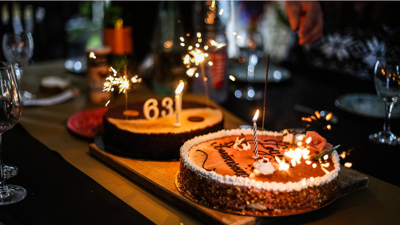 粉色插画生日祝福快闪PPT模板